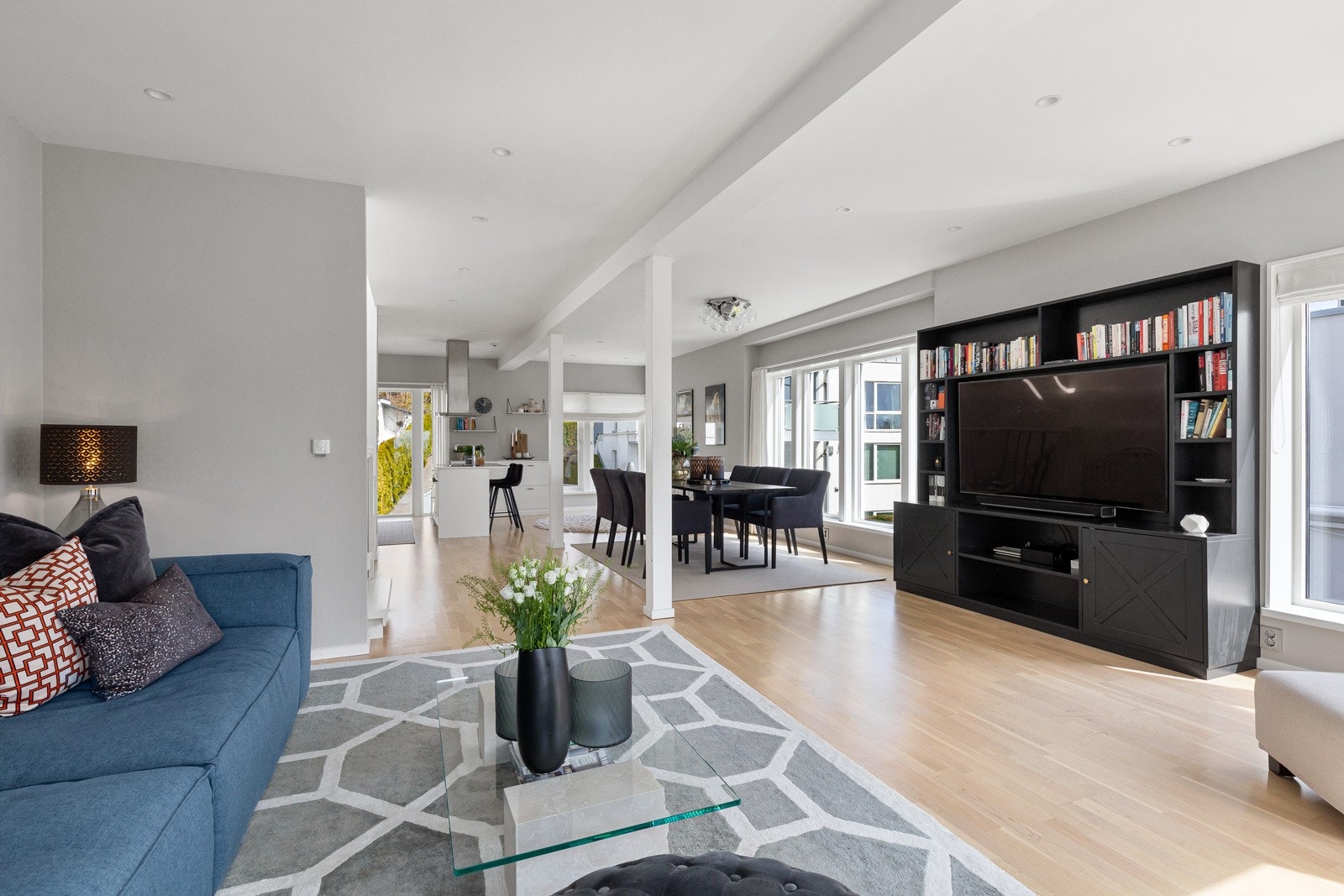 Etasjen har naturlige soner og er enkel å innrede med fin sofagruppe, mediemøblement. lesekrok, stor spisestue og annet ønskelig møblement. Galleribilde