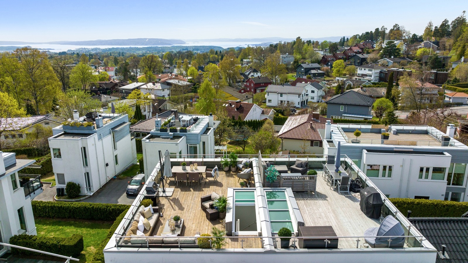 Bolgen har meget god intern beliggenhet på feltet, på et høydedrag med god oversikt over nabolaget og utsikt! Galleribilde