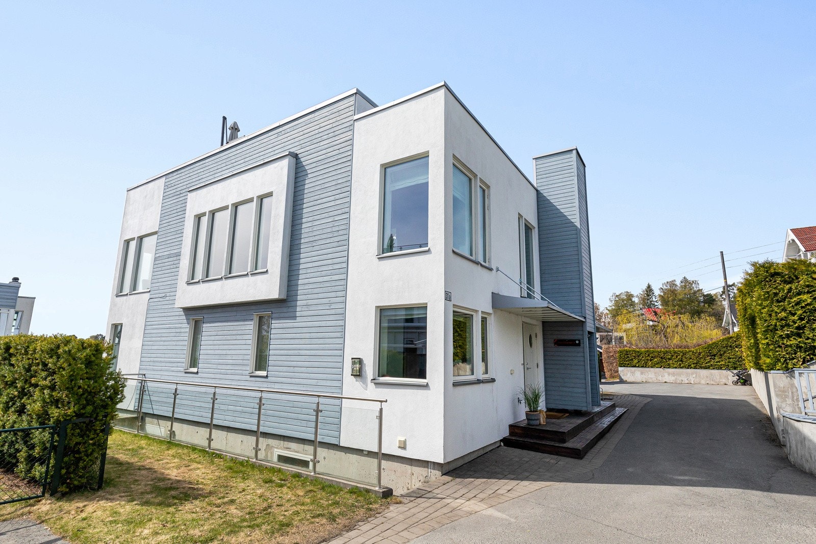 Boligen er fordelt over tre plan med praktisk underetasje med egen inngang, innholdsrik 1. etasje, åpen og lys 2. etasje, samt stor takterrasse! Galleribilde