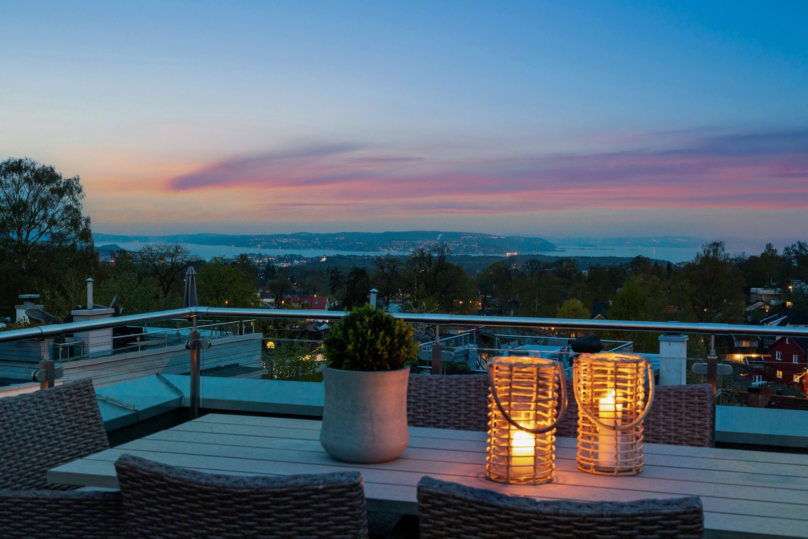 Vidstrakt utsikt fra takterrassen på kveldstid. Galleribilde