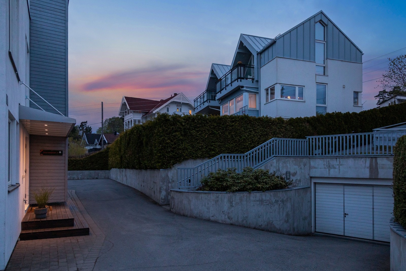 Det medfølger lett tilgjengelig garasjeplass i oppvarmet garasjeanlegg, rett utenfor døren til boligen! Galleribilde