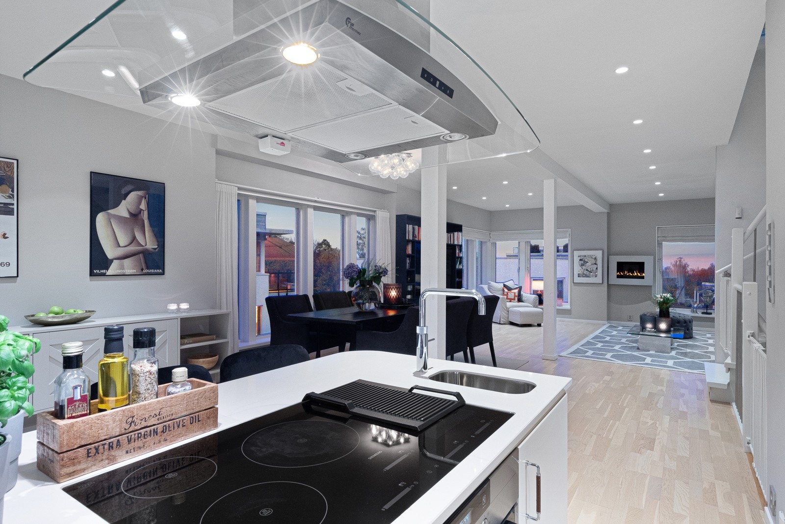 Den åpne stue- og kjøkkenløsningen i 2. etasje er et flott syn også på kveldstid! Galleribilde