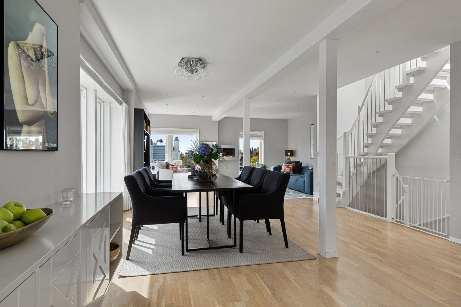 Åpen og lys sone for spisestue! Galleribilde