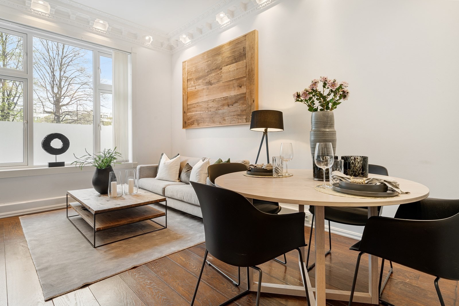Lys og trivelig stue med plass til sofagruppe, sofabord og underholdingsavdeling. Galleribilde