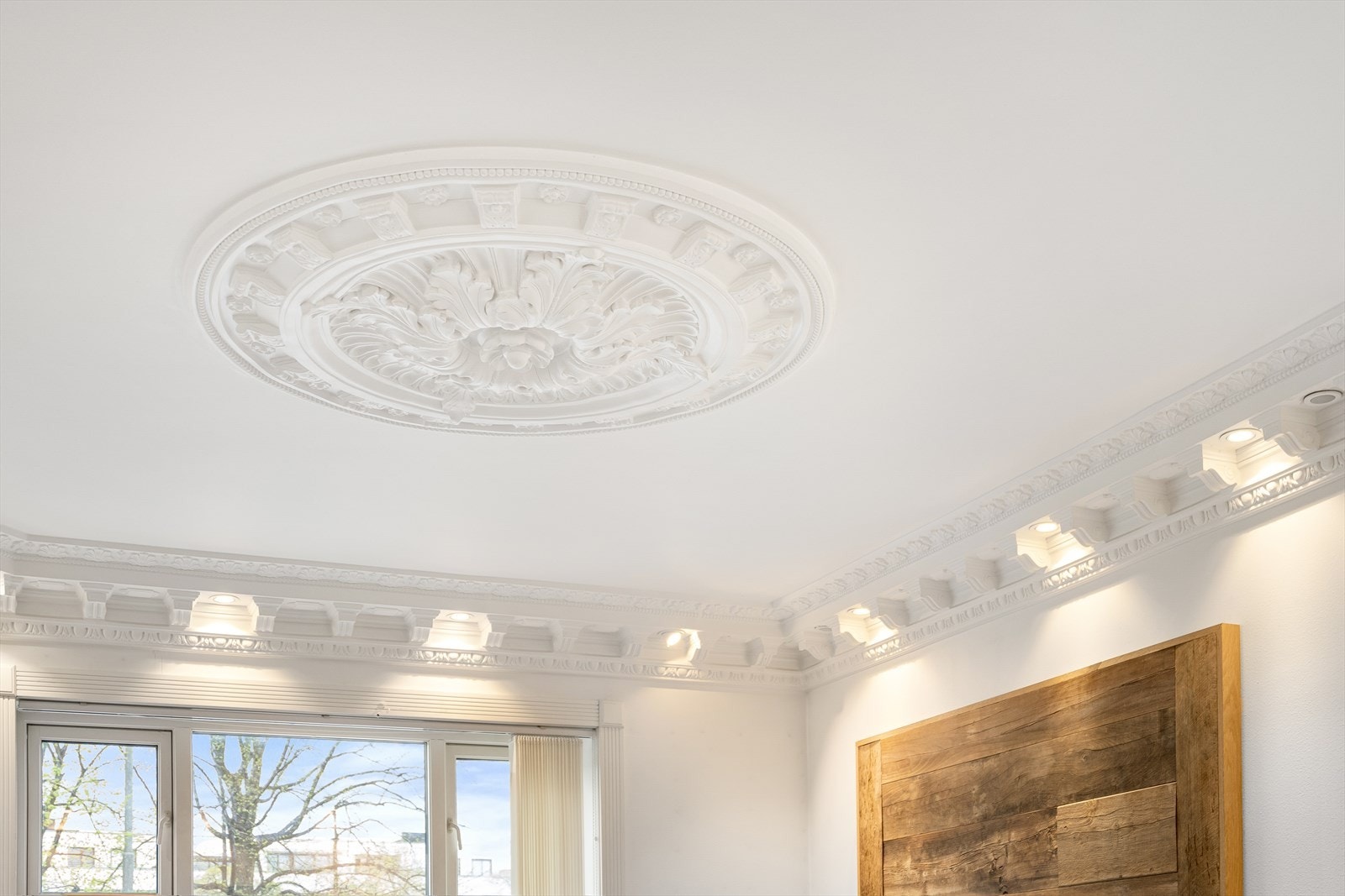Stukkatur og rosett i himling. Galleribilde