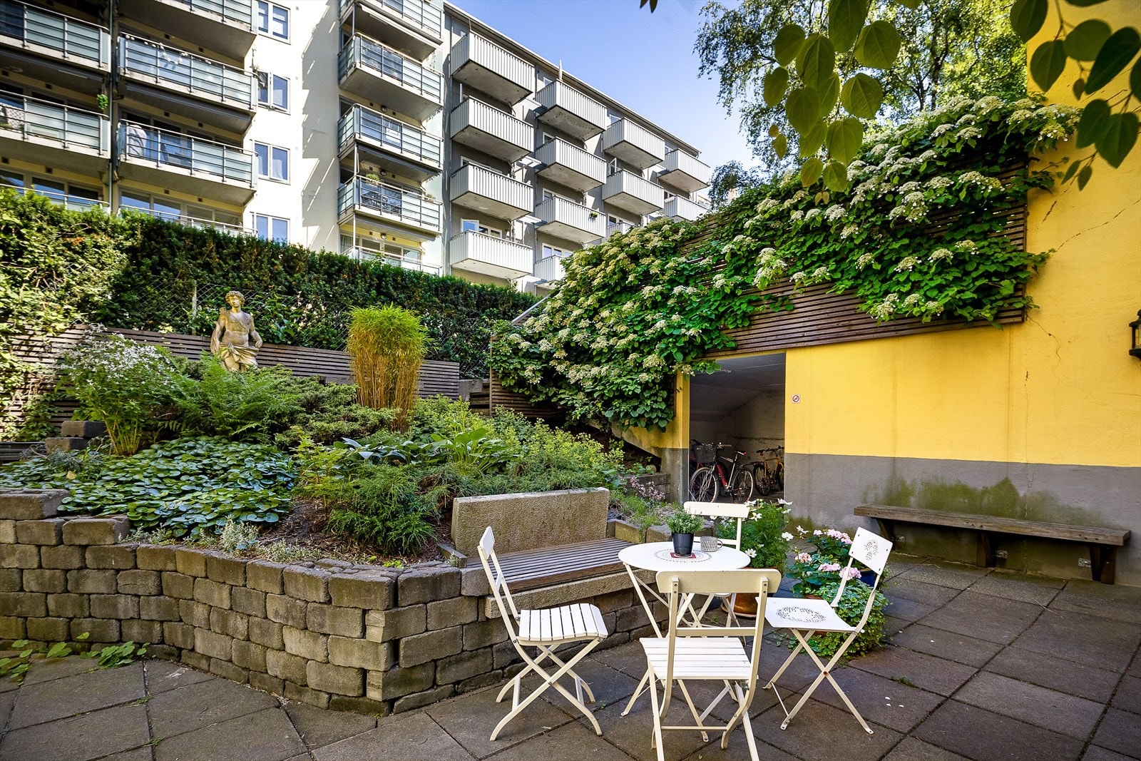Hyggelig bakgård. Galleribilde