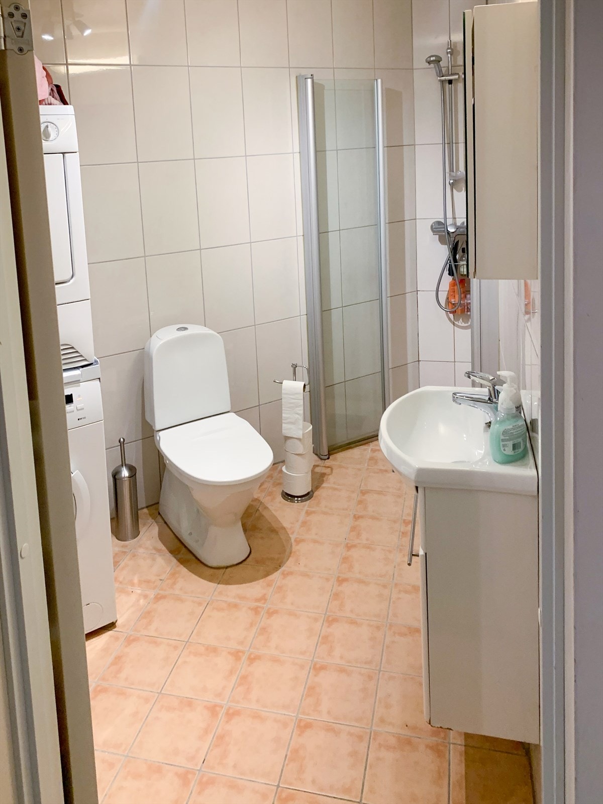 Baderommet består av toalett, servant over innredning, dusjhjørne og speilskap. Opplegg for vaskemaskin og varme i gulv. Galleribilde