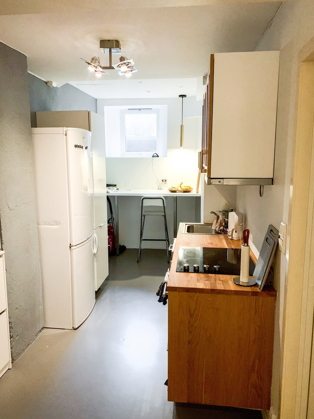 Kjøkkenet i kjelleretasjen består av glatte fronter og benkeplate i heltre. Galleribilde