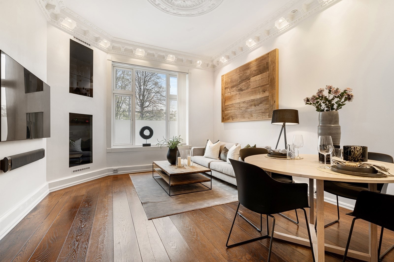 Pen parkett på gulv og lyse farger på overflater. Galleribilde