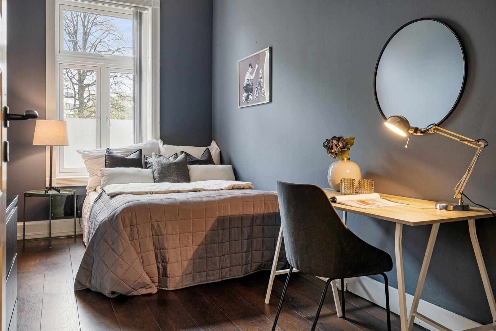 Soverom nummer to har plass til seng, nattbord, garderobeskap og pult. Galleribilde