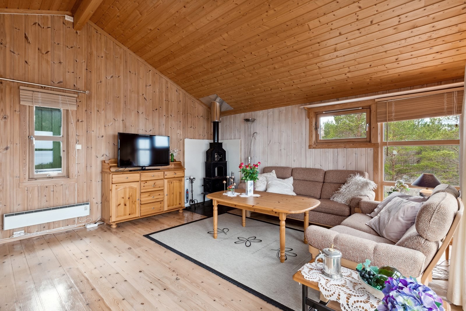 Stuen har også en sjarmerende vedovn som varmer godt. Galleribilde