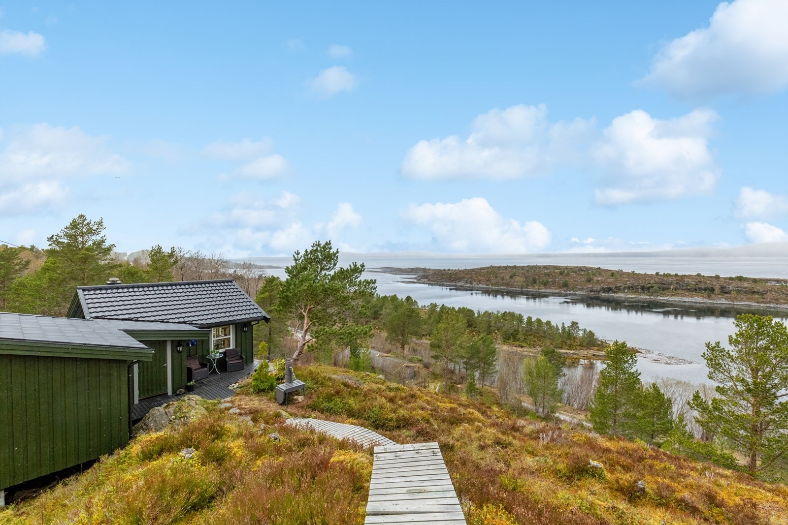 Det er parkering ved Taftøyveien, hvor det går opparbeidet sti på omtrent 150 meter ned til hytta. Galleribilde