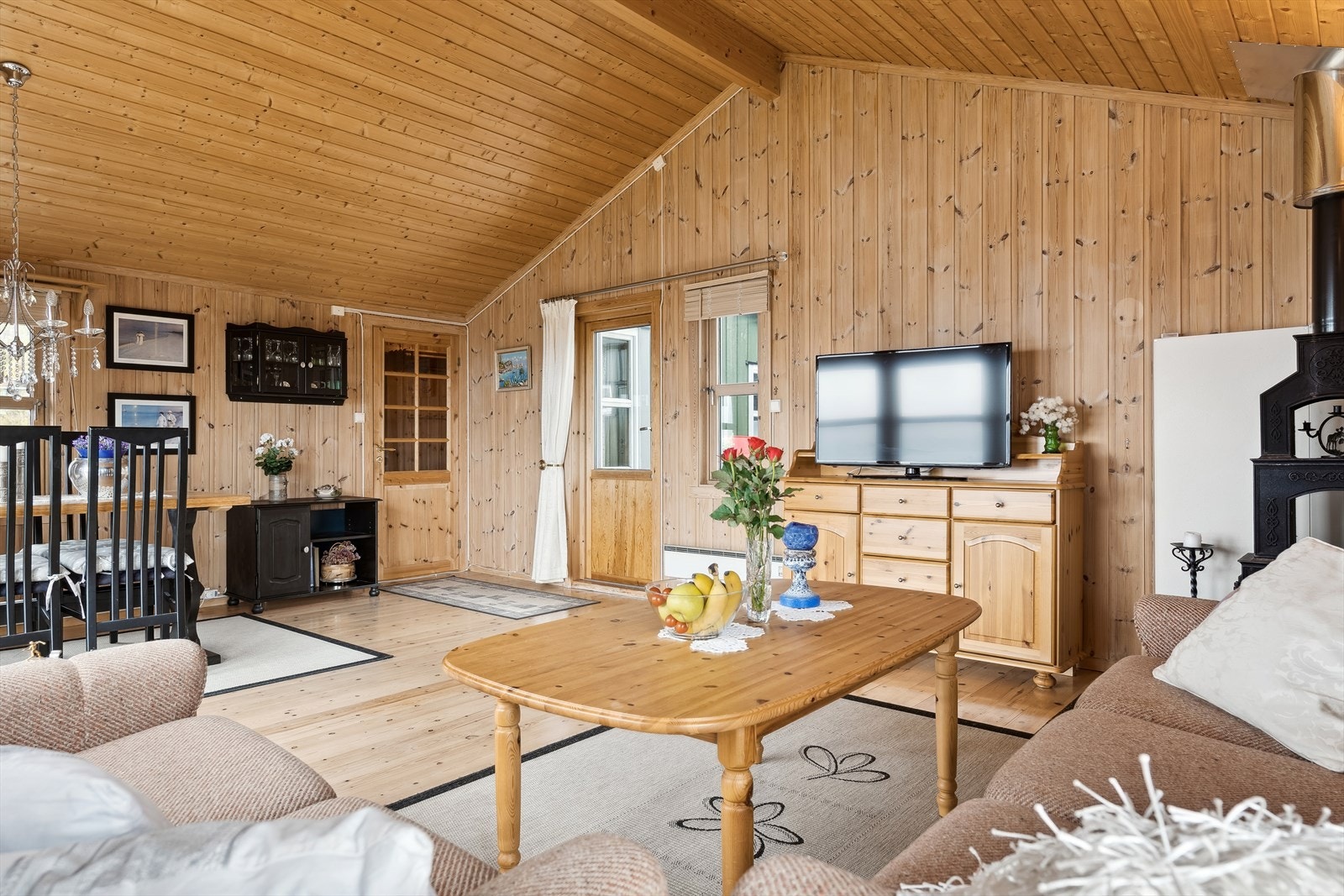 Hytta har en romslig og hyggelig stue med god plass til hjørnesofa og spisebord. Galleribilde