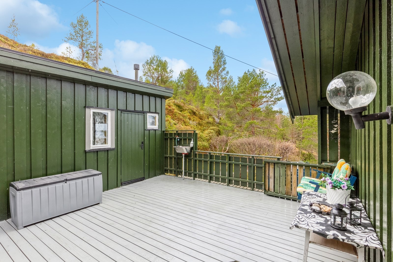 Hytta har to vannposter, hvor den ene er montert på rekkverket ved inngangen til toalettrommet. Galleribilde