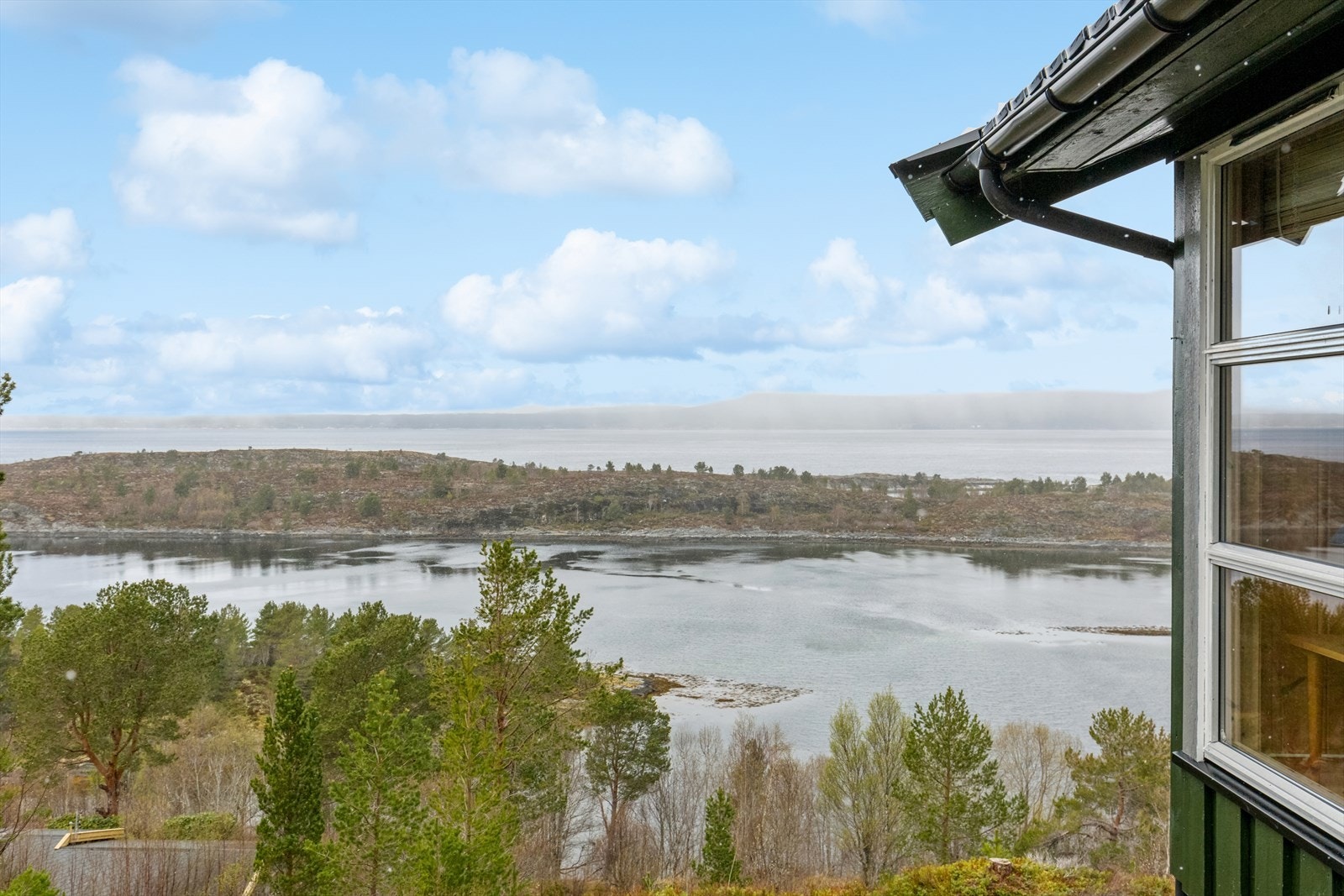 Det er nydelig utsikt til Ramsøyfjorden og over til Hitra, både ute og innvendig. Galleribilde
