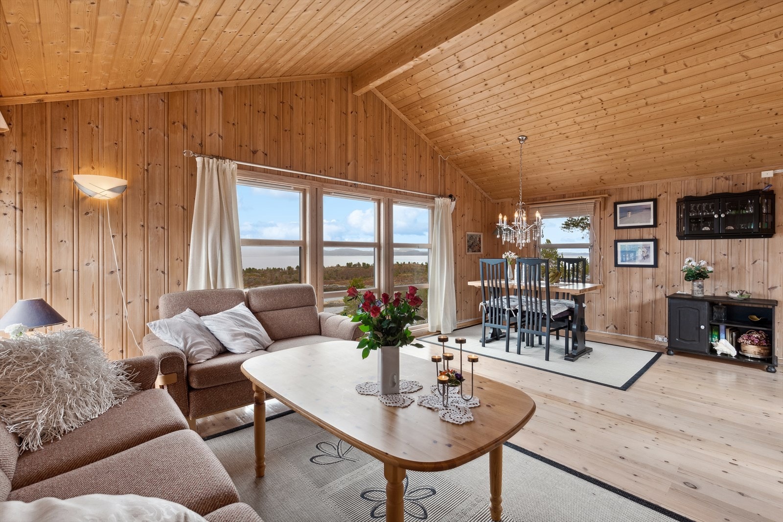 Stuen har også bra med plass til sofaløsning og stuebord. Galleribilde