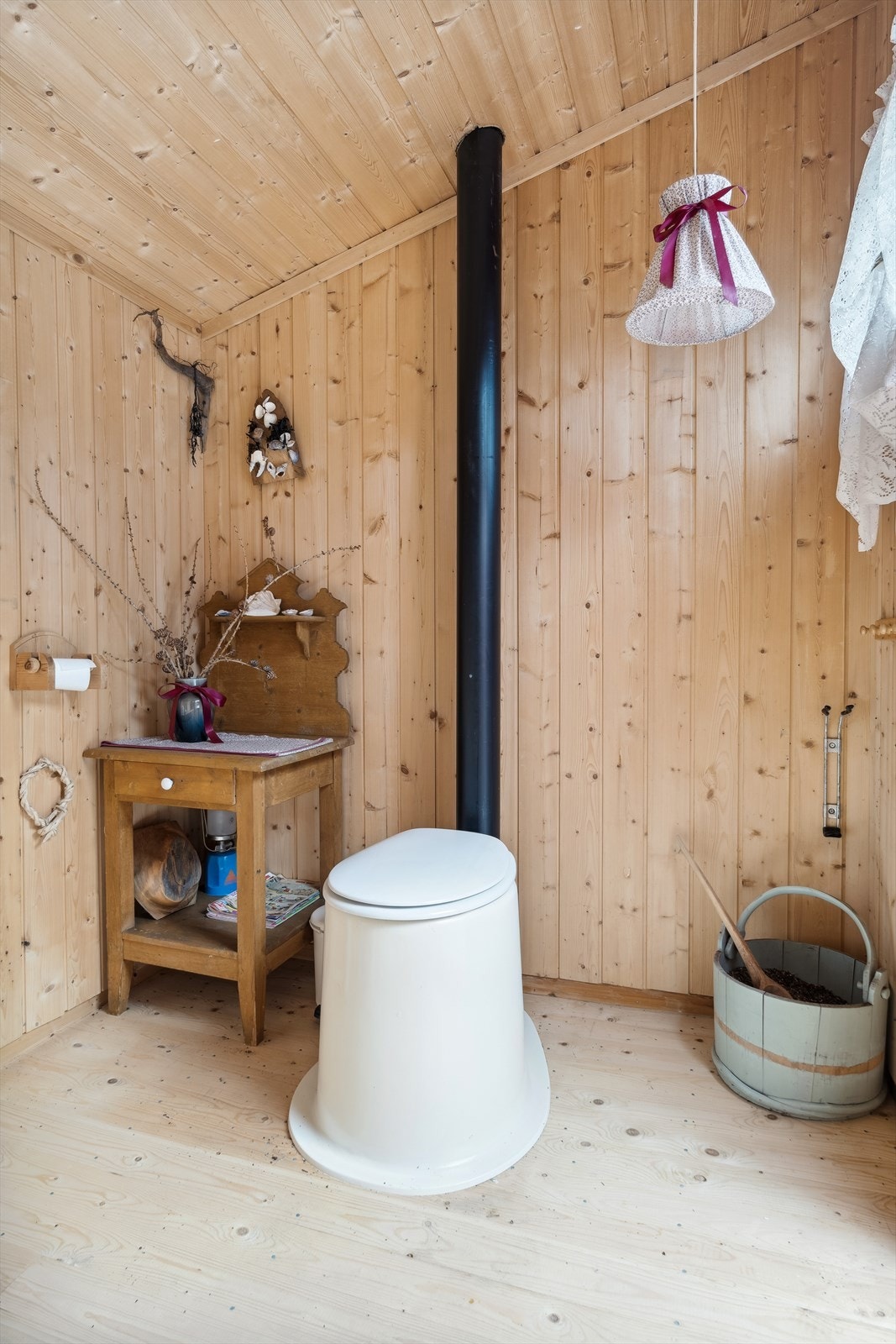 I en egen fløy ved terrassen er det toalettrom med biologisk toalett. Galleribilde