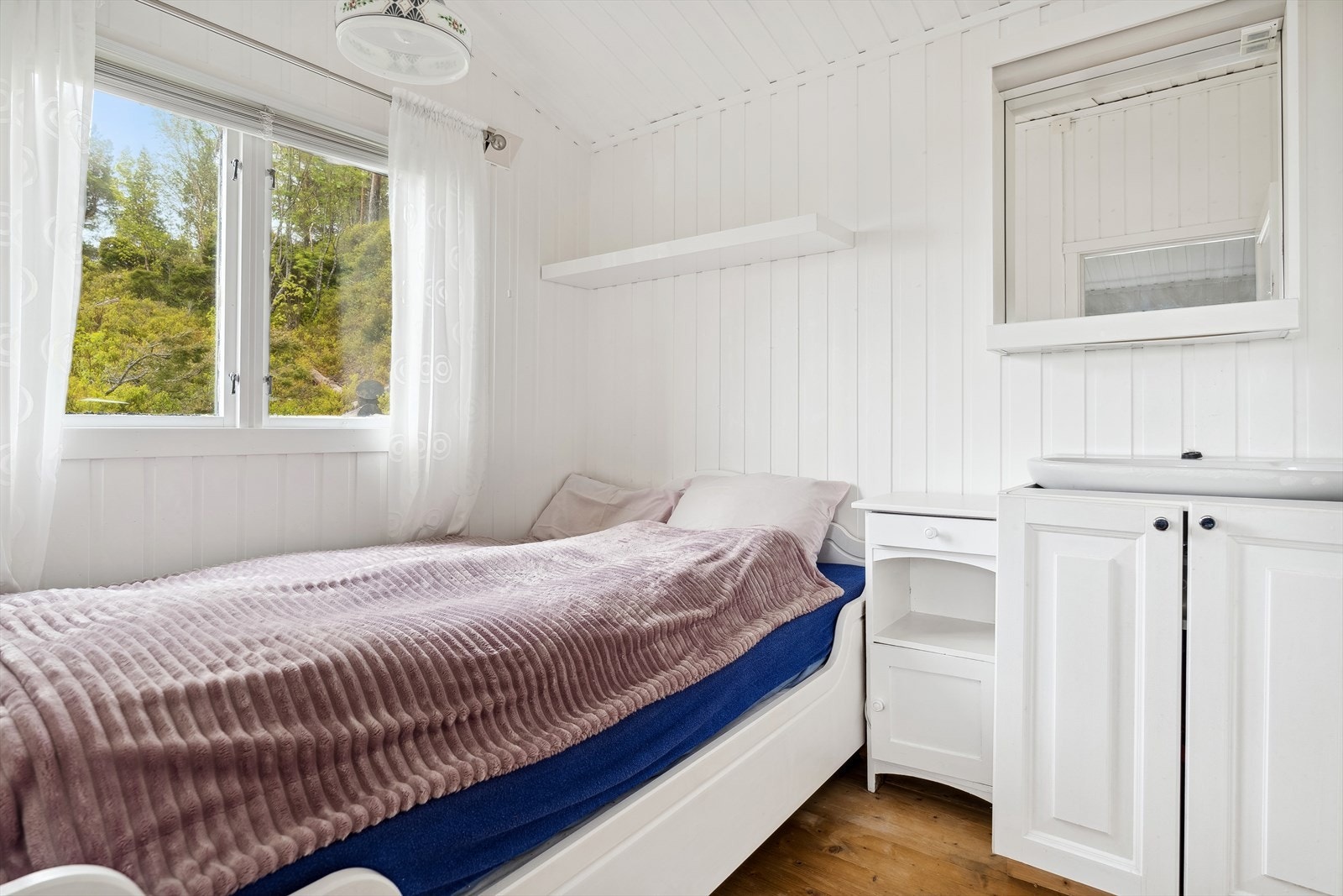 Hytta har to lyse og hyggelige soverom. Galleribilde