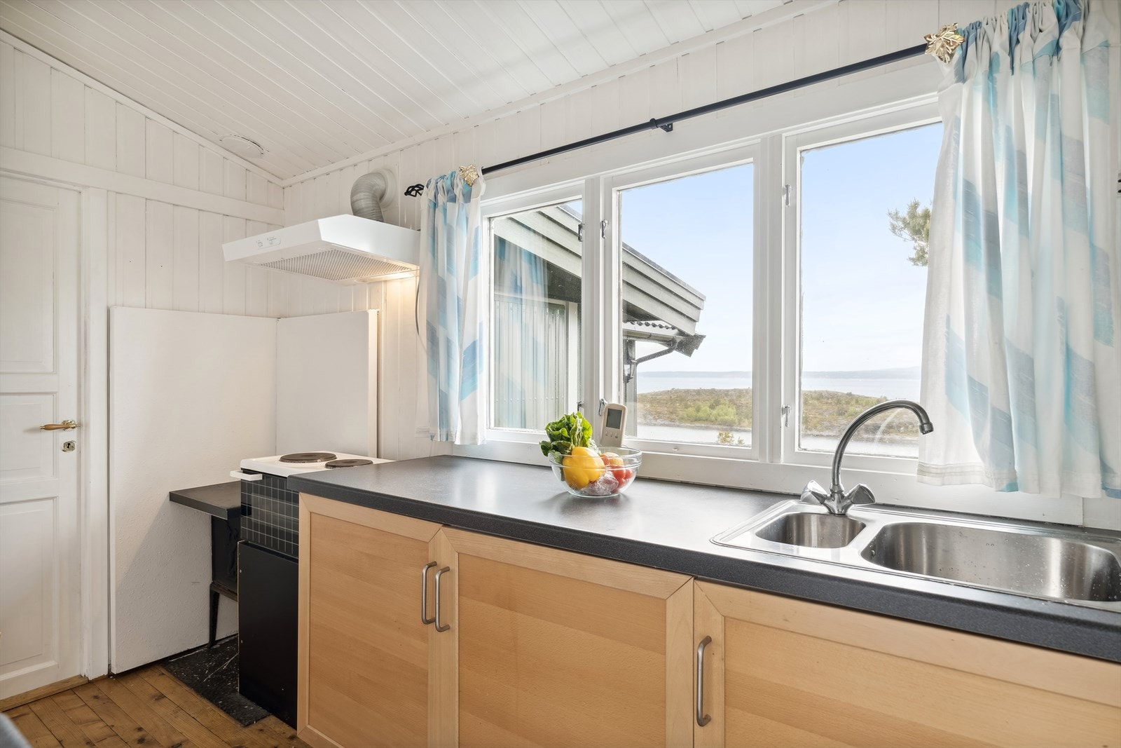 Hytta fra 1976 ble påbygd i 1994, og har et samlet bruksareal på 65 kvm. Galleribilde