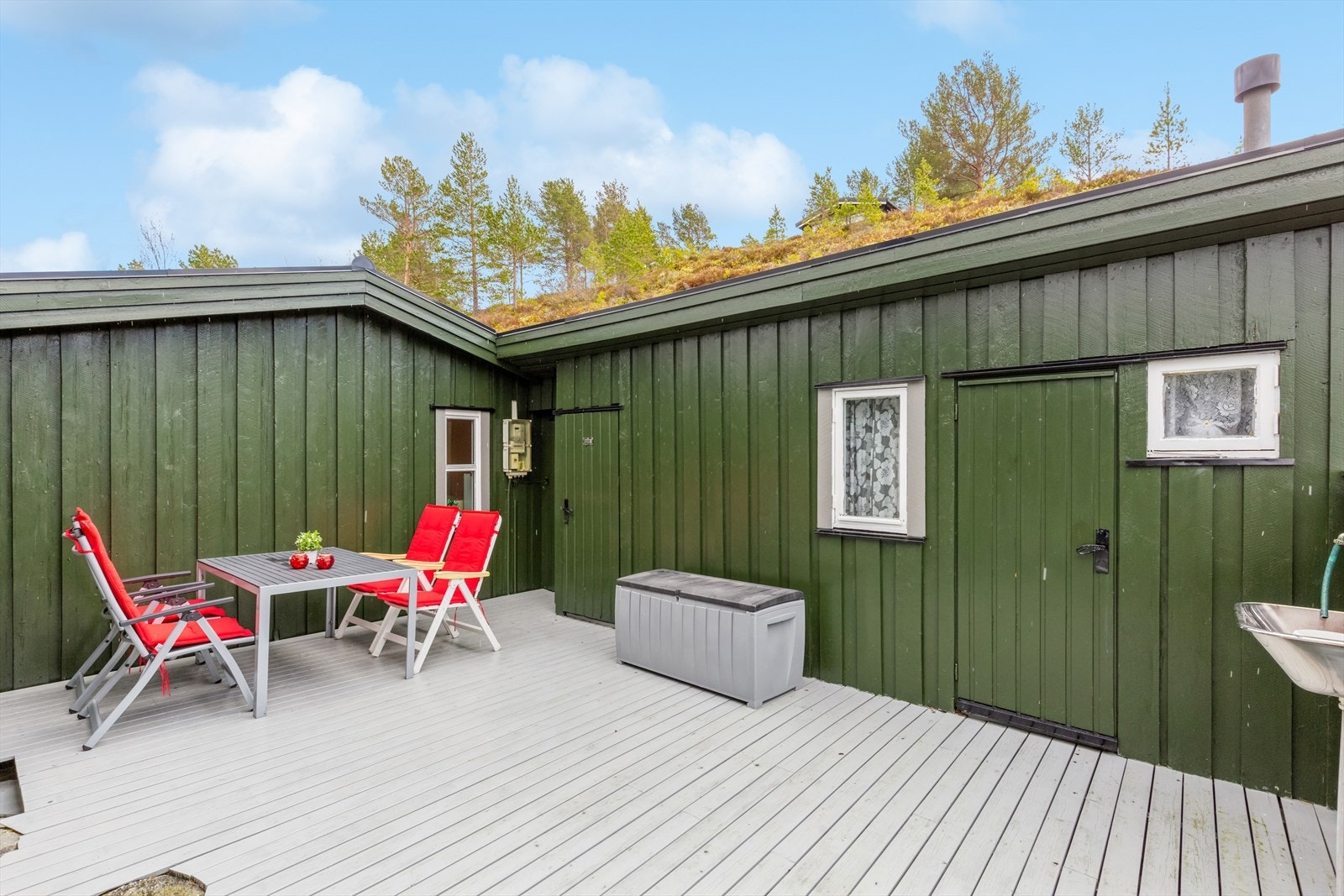 Den flotte terrassen i midten har god plass til hagemøbler i lune omgivelser. Galleribilde