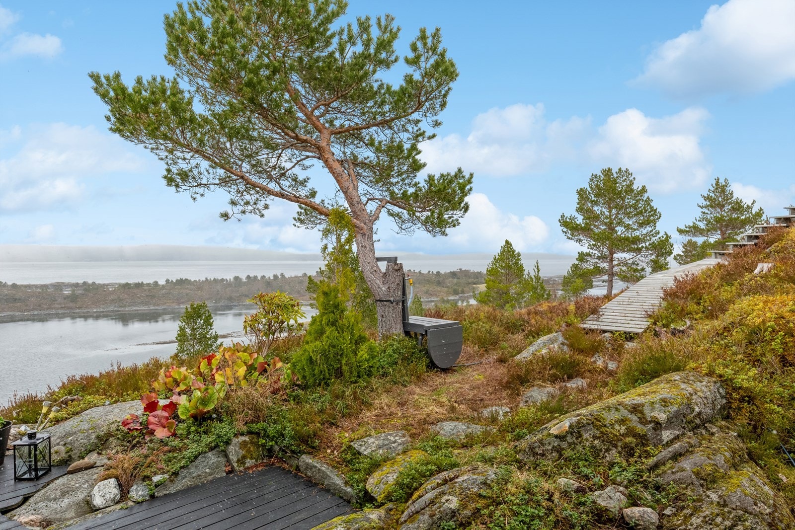 Hytta har flere uteplasser rundt hytteveggen med gode solforhold. Galleribilde