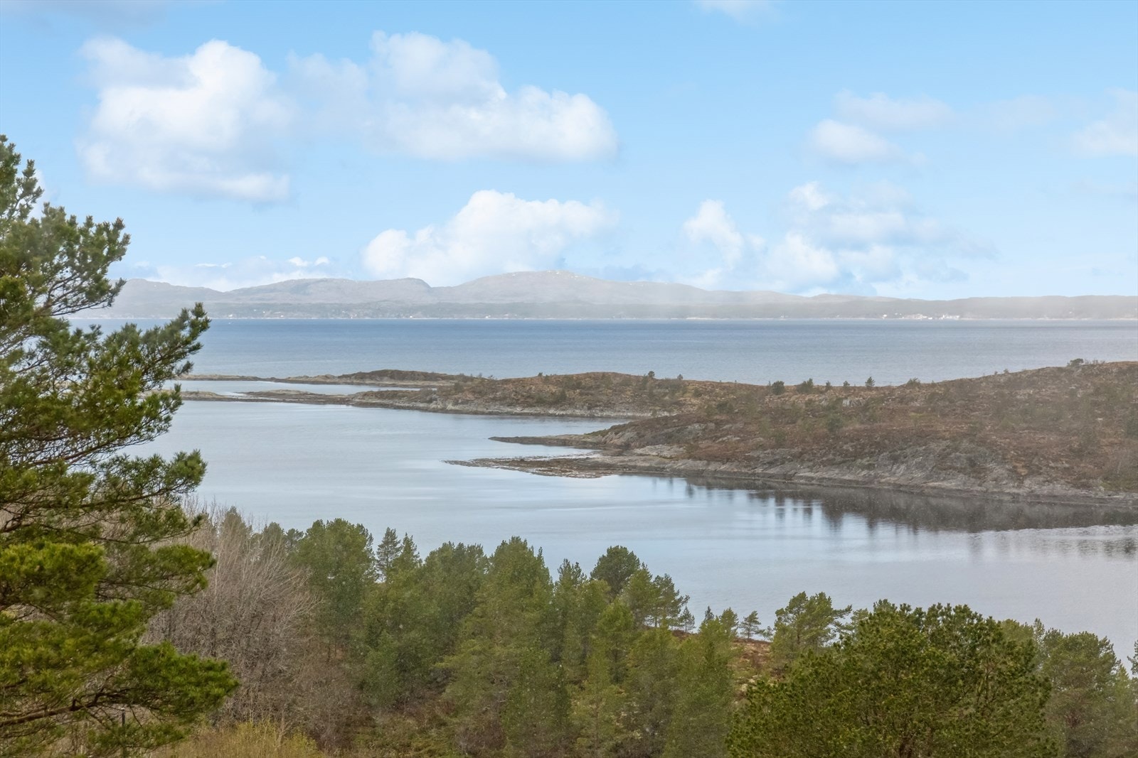 Fritidsboligen ligger i et idyllisk og naturskjønt hytteområde, ca. 6 km øst for Kjørsvikbugen. Galleribilde