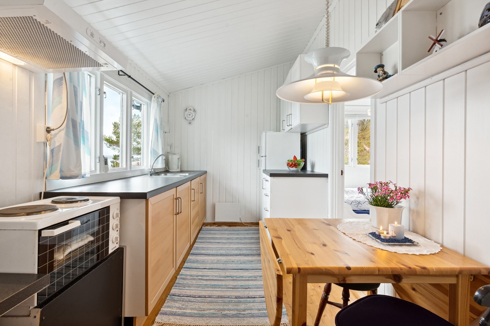 Fritidsboligen har et bruksvennlig og trivelig kjøkken med spiseplass. Galleribilde