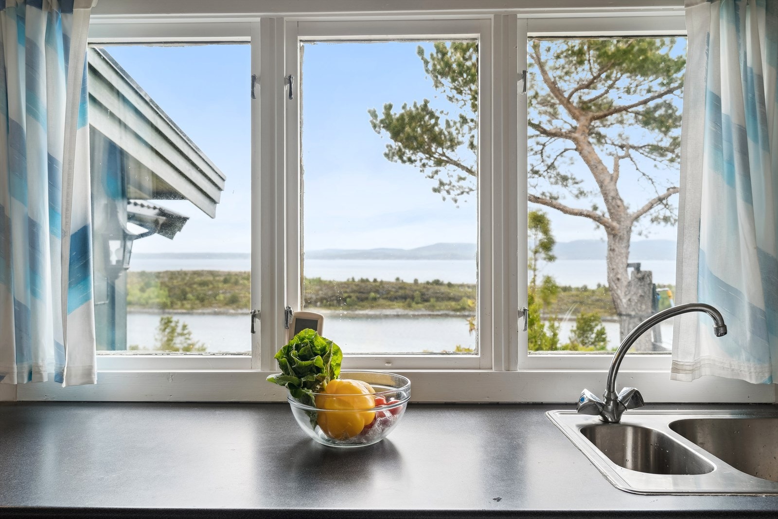 Fra kjøkkenet ser du ut mot flotte Taftøya. Galleribilde