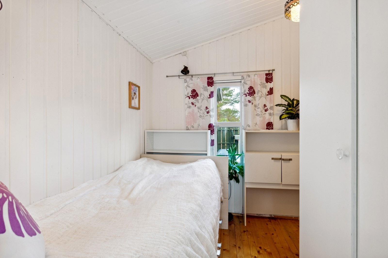 På ett av rommene er det montert garderobeskap, mens det andre har servant nedfelt i hvitt servantskap, Galleribilde