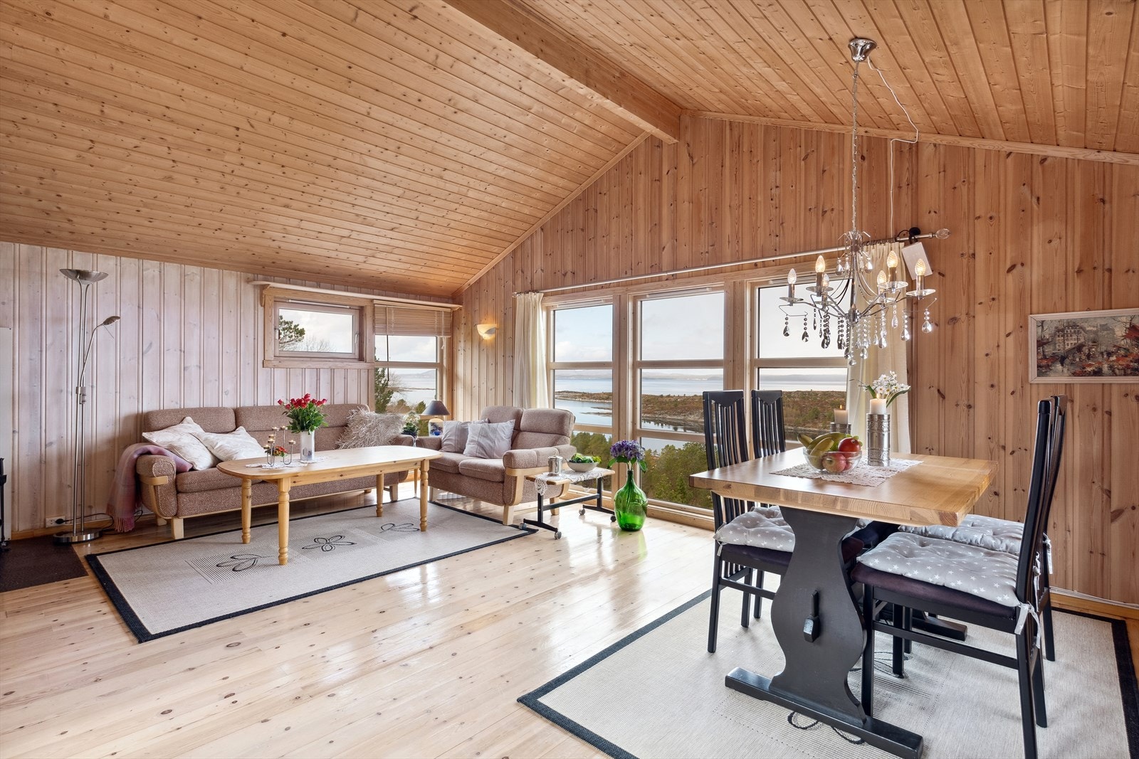 I stuen er det store vinduer som supplerer rikelig med naturlig lys. Galleribilde