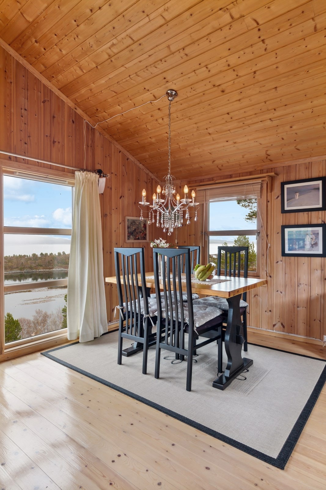 I det ene hjørnet er det god plass til spisebord. Galleribilde