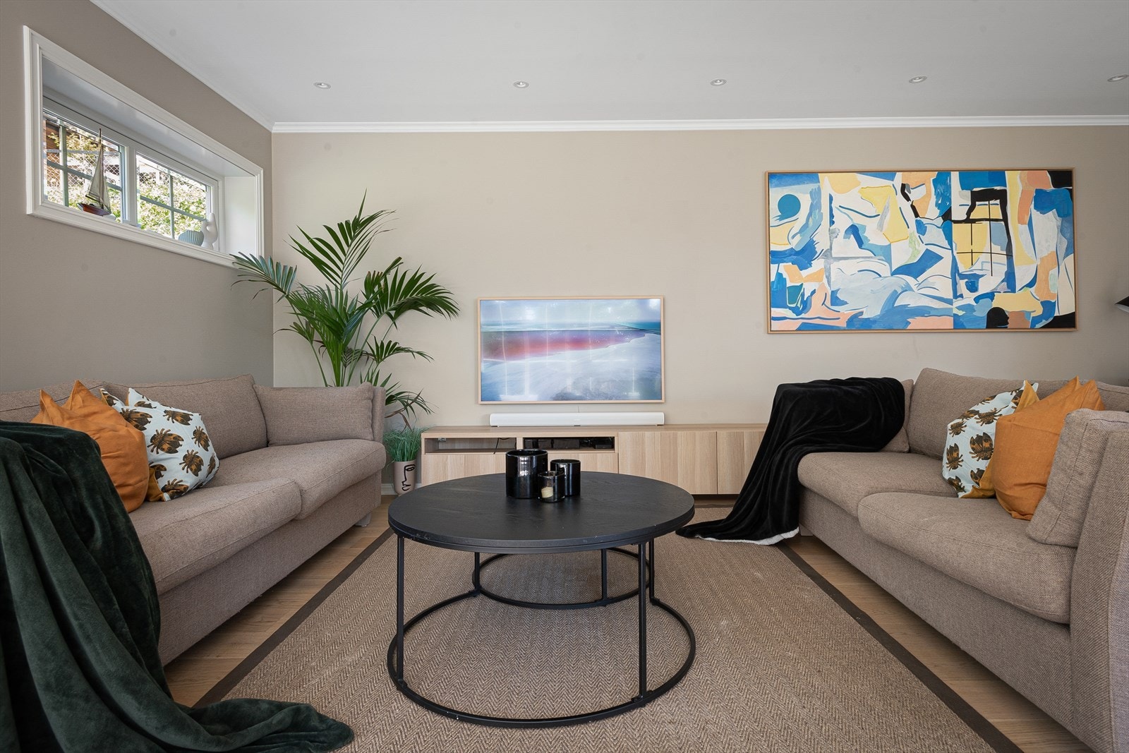 Det er downlightsbelysning i stuen Galleribilde
