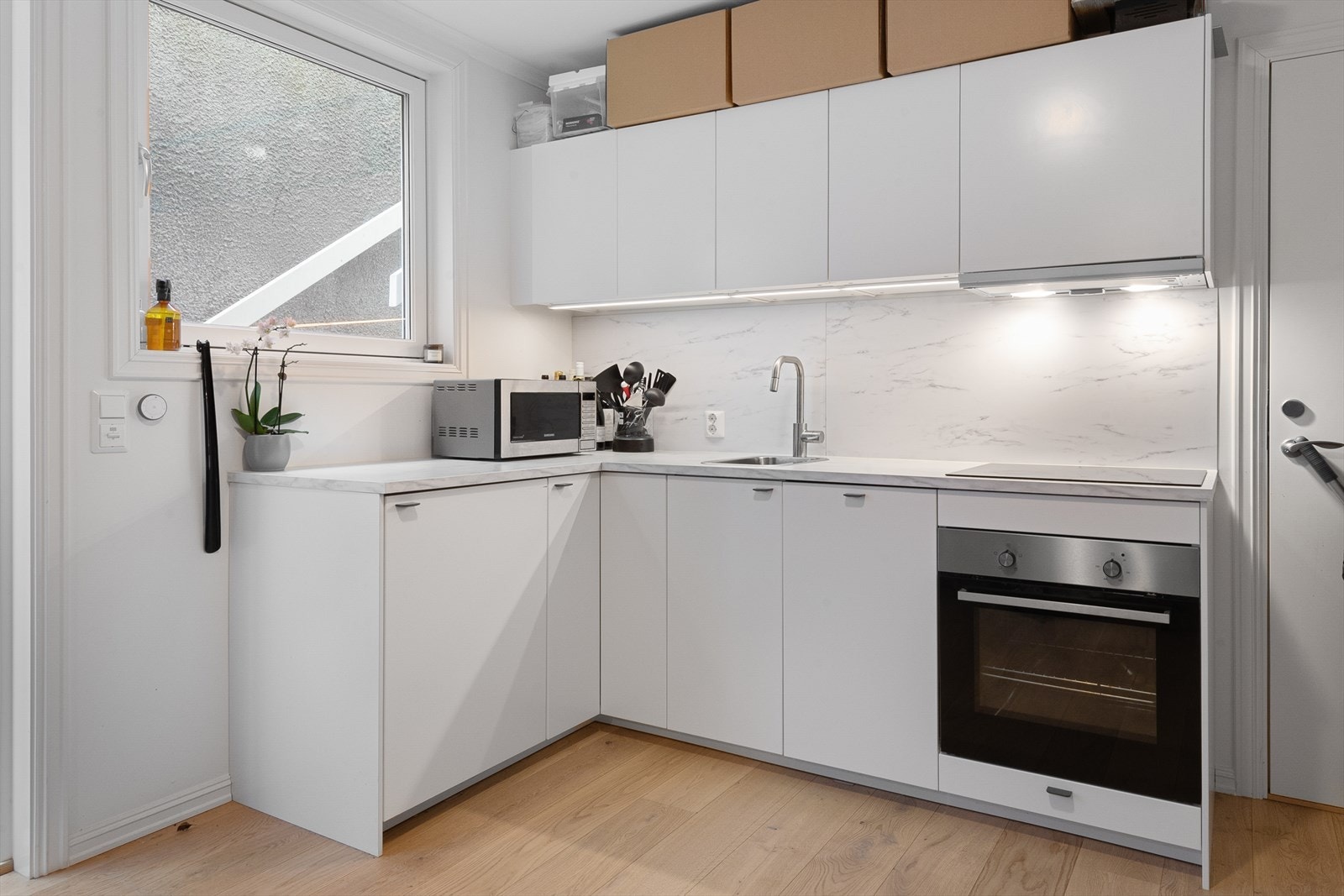 Det er egen inngang til underetasjen Galleribilde