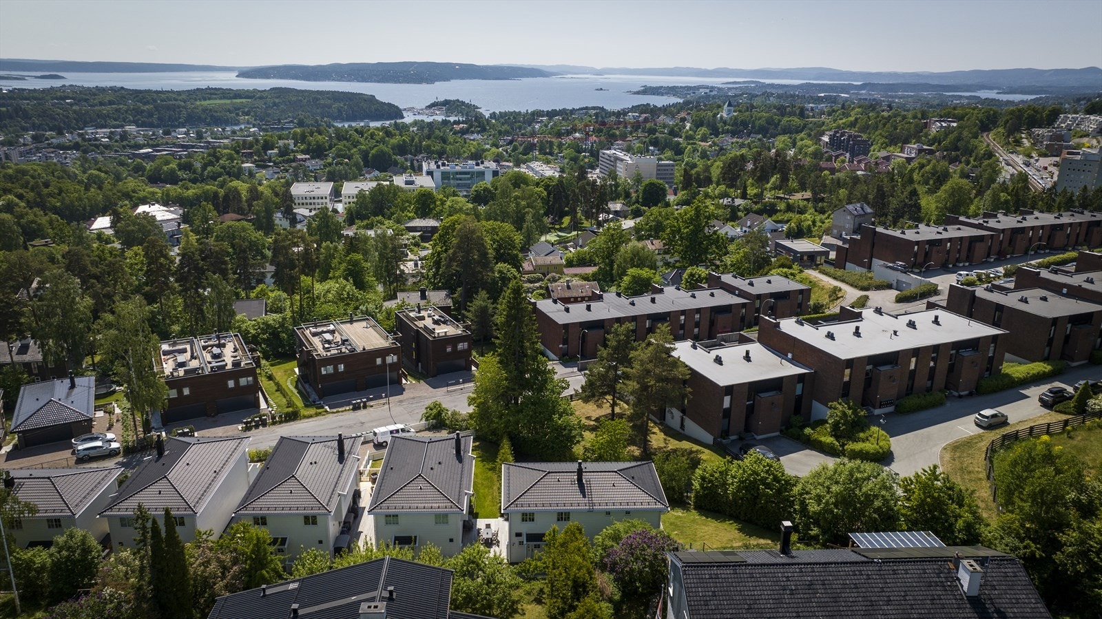 Beliggenheten er både sentral og barnevennlig med god tilgang til barnehager, skoler, samt et rikt utvalg av fasiliteter og servicetilbud Galleribilde
