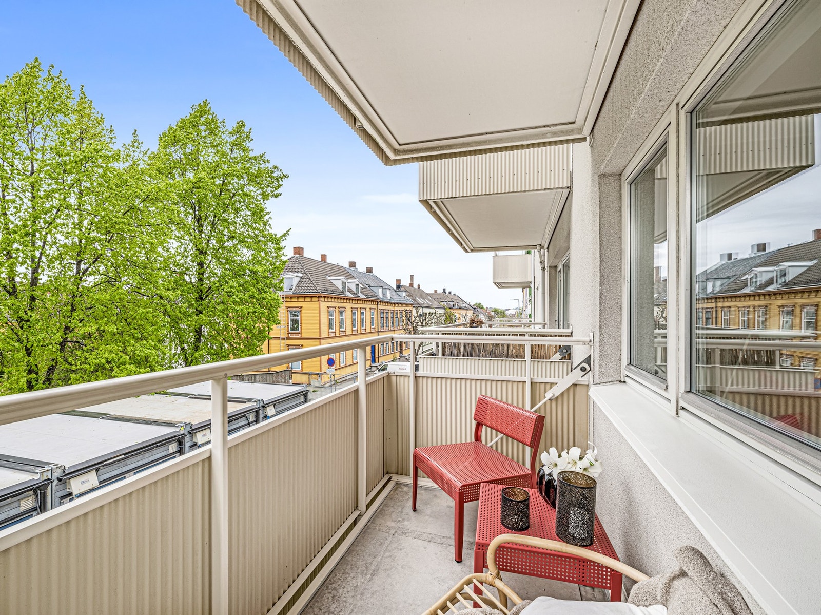Balkongen er ypperlig å benytte i sommerhalvåret. Galleribilde
