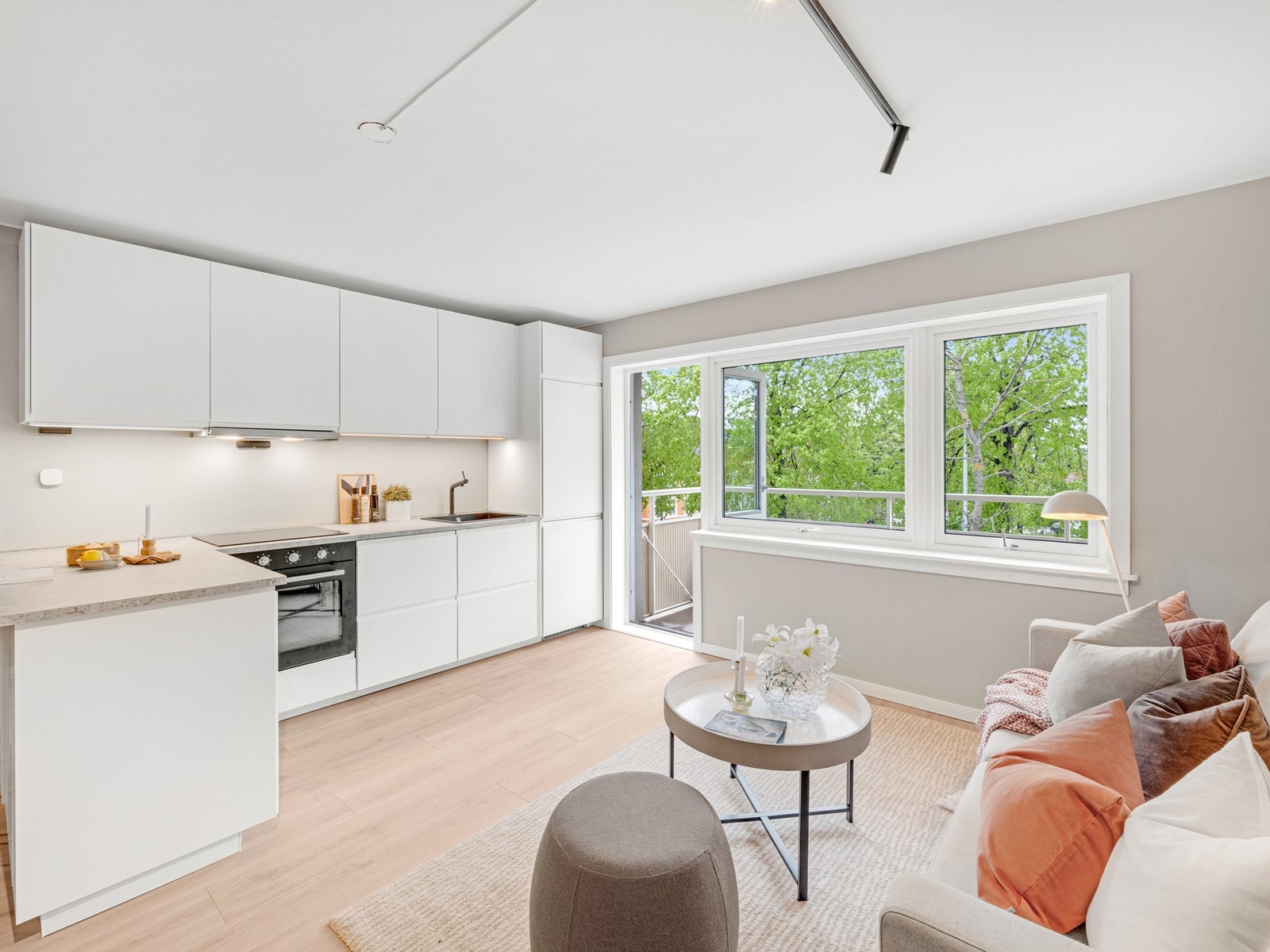 Delikat stue med god plass til sofagruppe og spisebord. Galleribilde