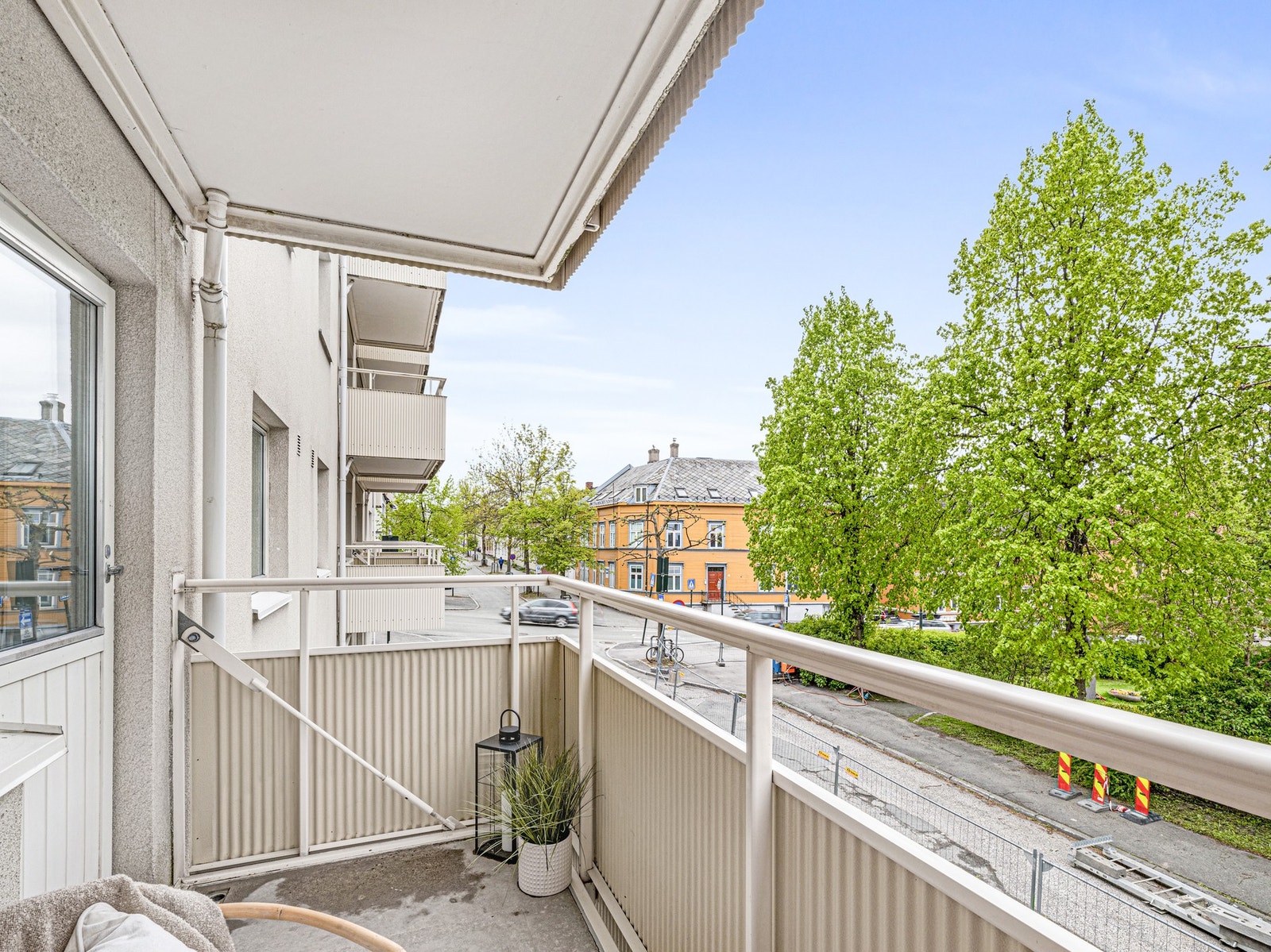 Fra stuen har man direkte utgang til herlig balkong på 4,8 kvm. Galleribilde