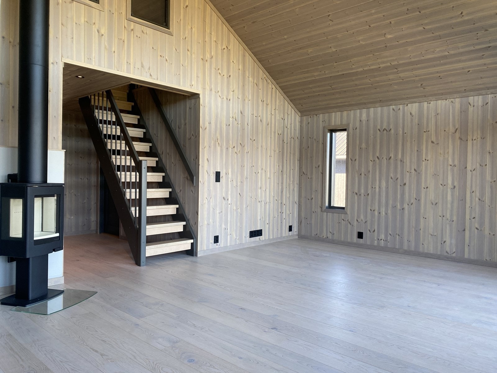 God plass i stuen til både sofakrok og spisebord. Galleribilde