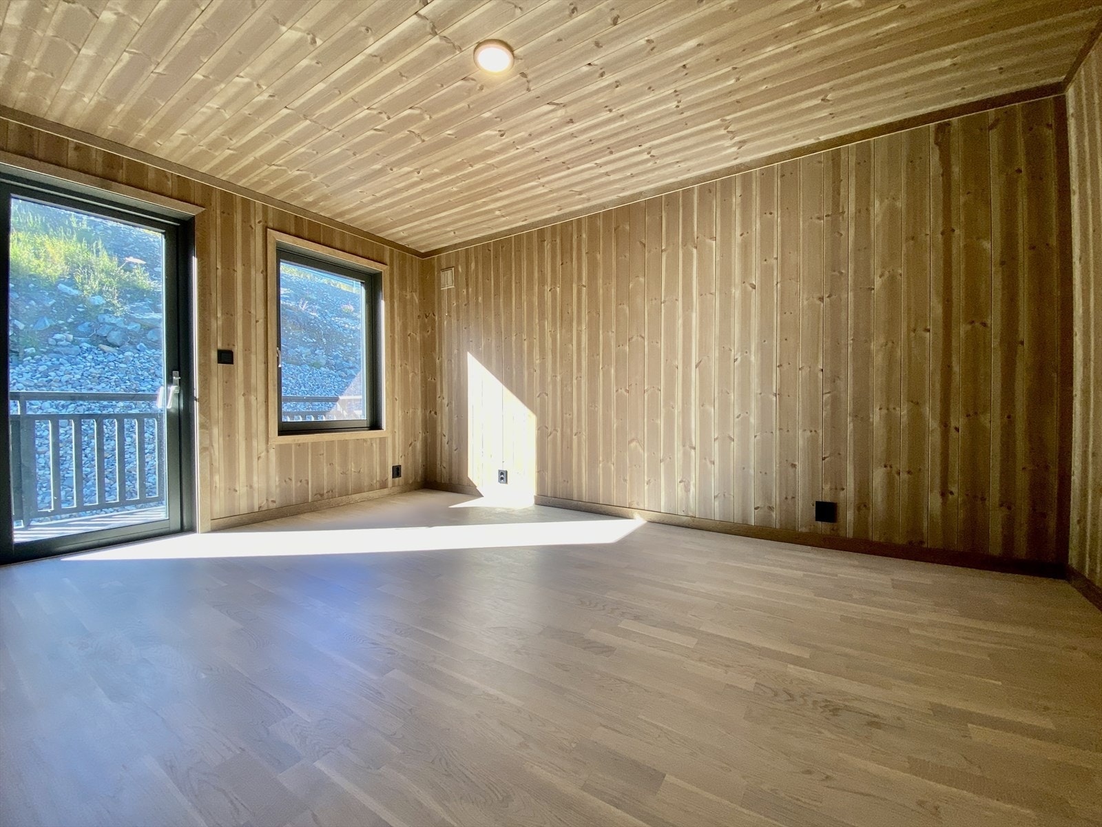 Stort master-soverom med plass til dobbeltseng og skap. Galleribilde