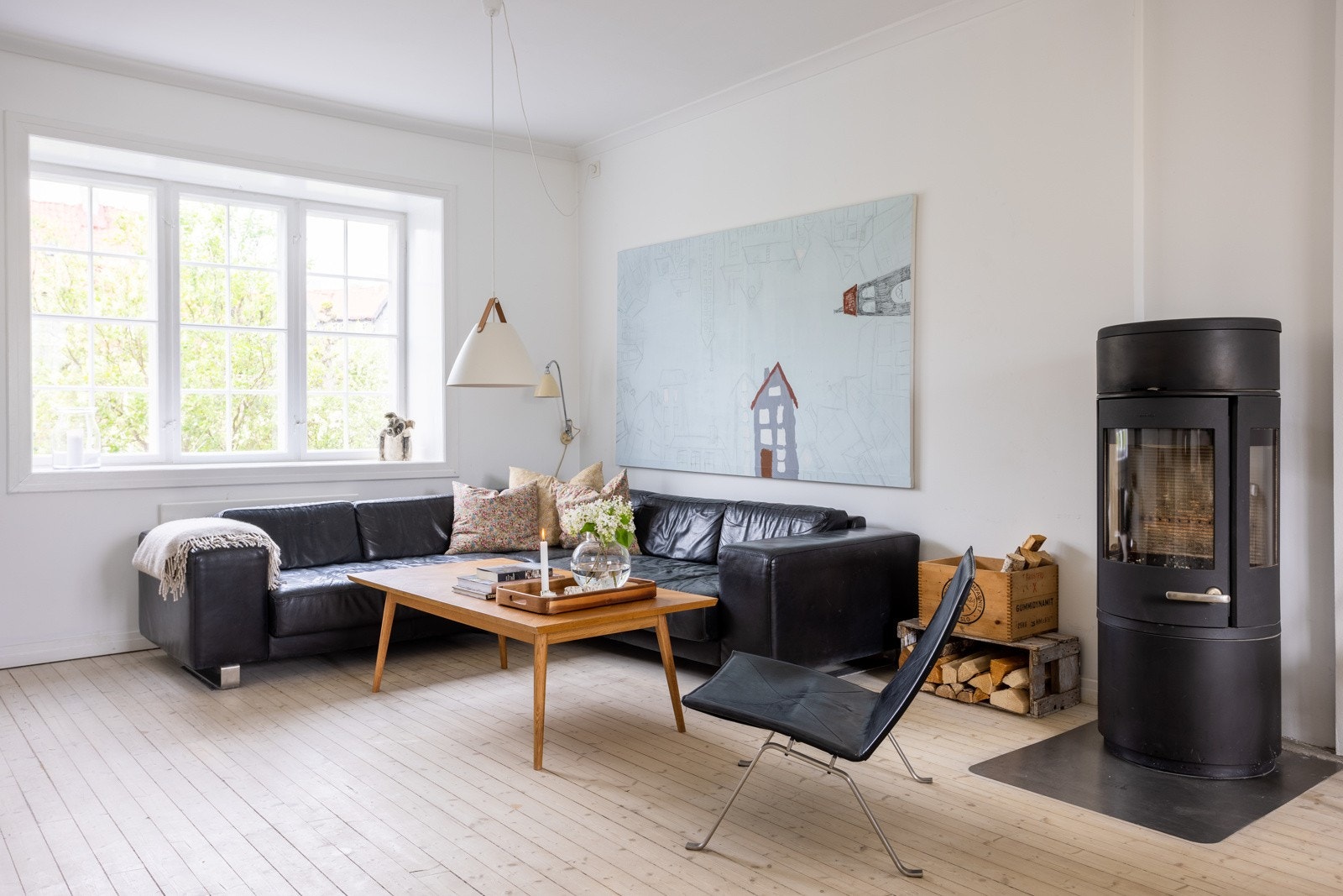 Stuen er gjennomgående med vindusflater på to sider, og oppleves svært lys og luftig. Galleribilde