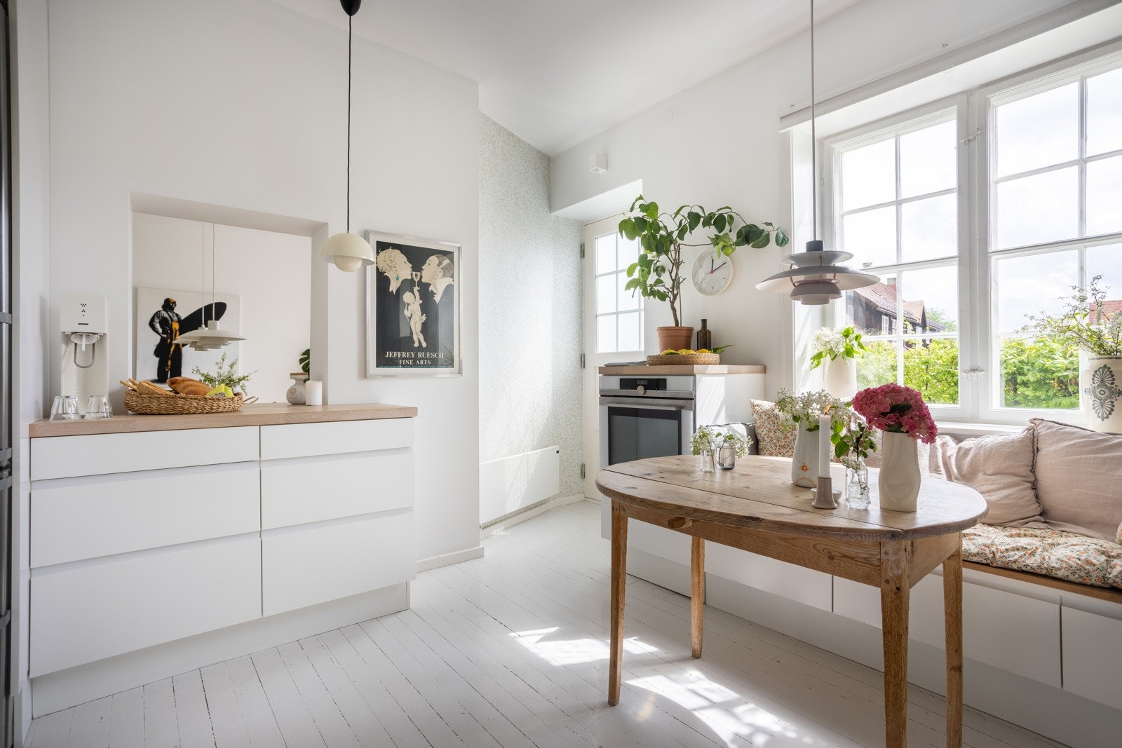 Kjøkkeninnredningen har en fin og tidløs innredning fra Tvis som var ny i 2016. Galleribilde