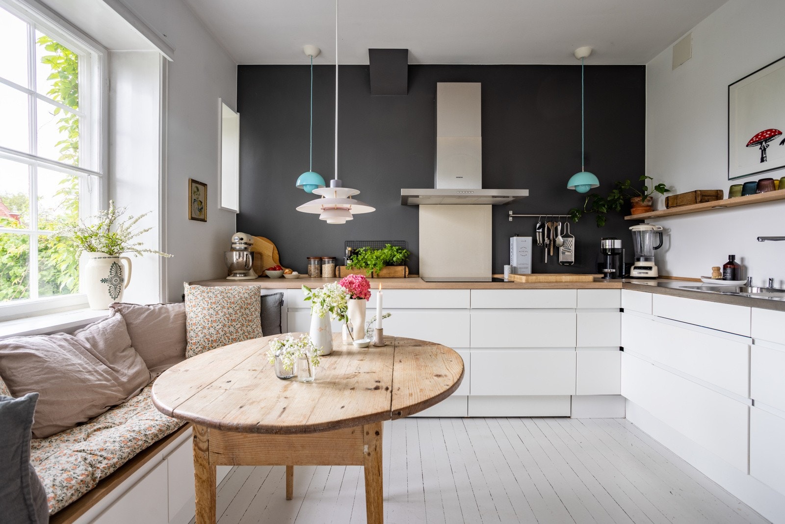 Ved vinduet er det en nydelig spiseplass - perfekt for de enklere måltid. Galleribilde