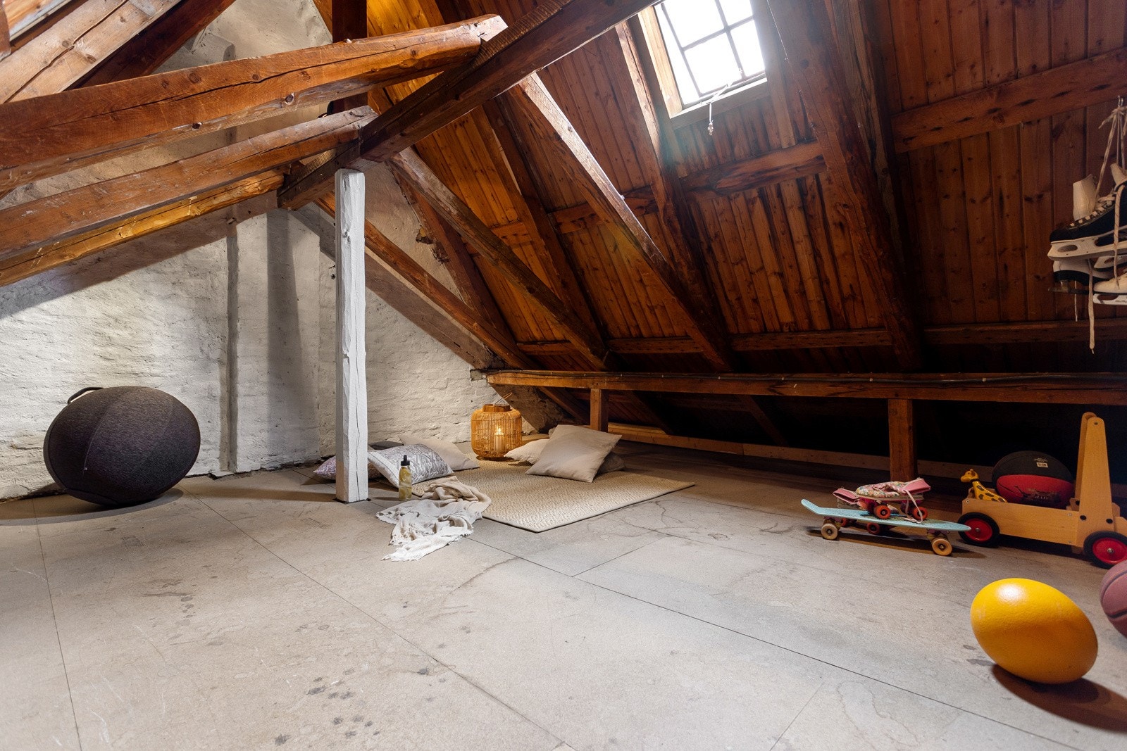 Boligen har i tillegg et uinnredet loftsrom på 25 kvm med stort potensial og mye lagringsplass. Galleribilde