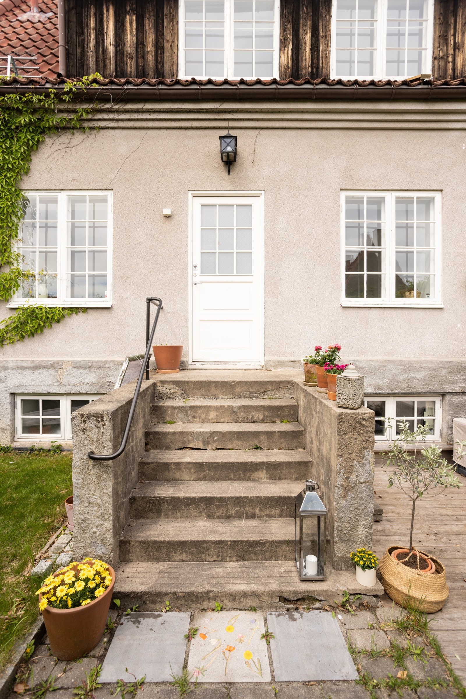 Utgang fra kjøkken til hage. Velkommen inn! Galleribilde