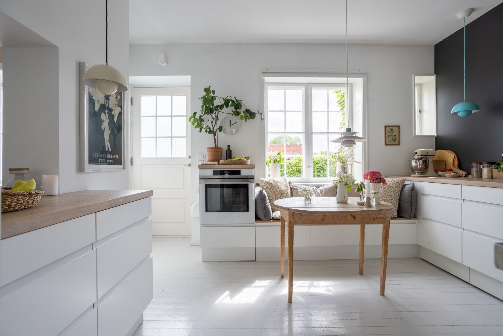 Innredningen består av heltre benkeplate av eik, rustfritt benkeslag med to kummer og kjøkkenventilator med avtekk ut. Galleribilde