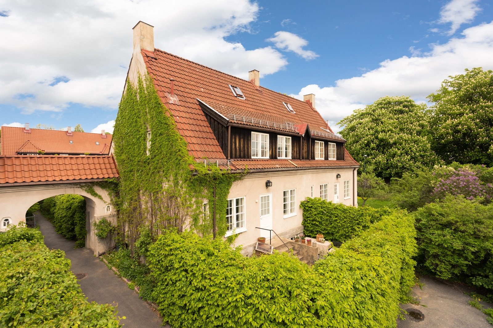 En sjelden og unik tomannsbolig med fantastisk beliggenhet i Ullevål Hageby. Galleribilde