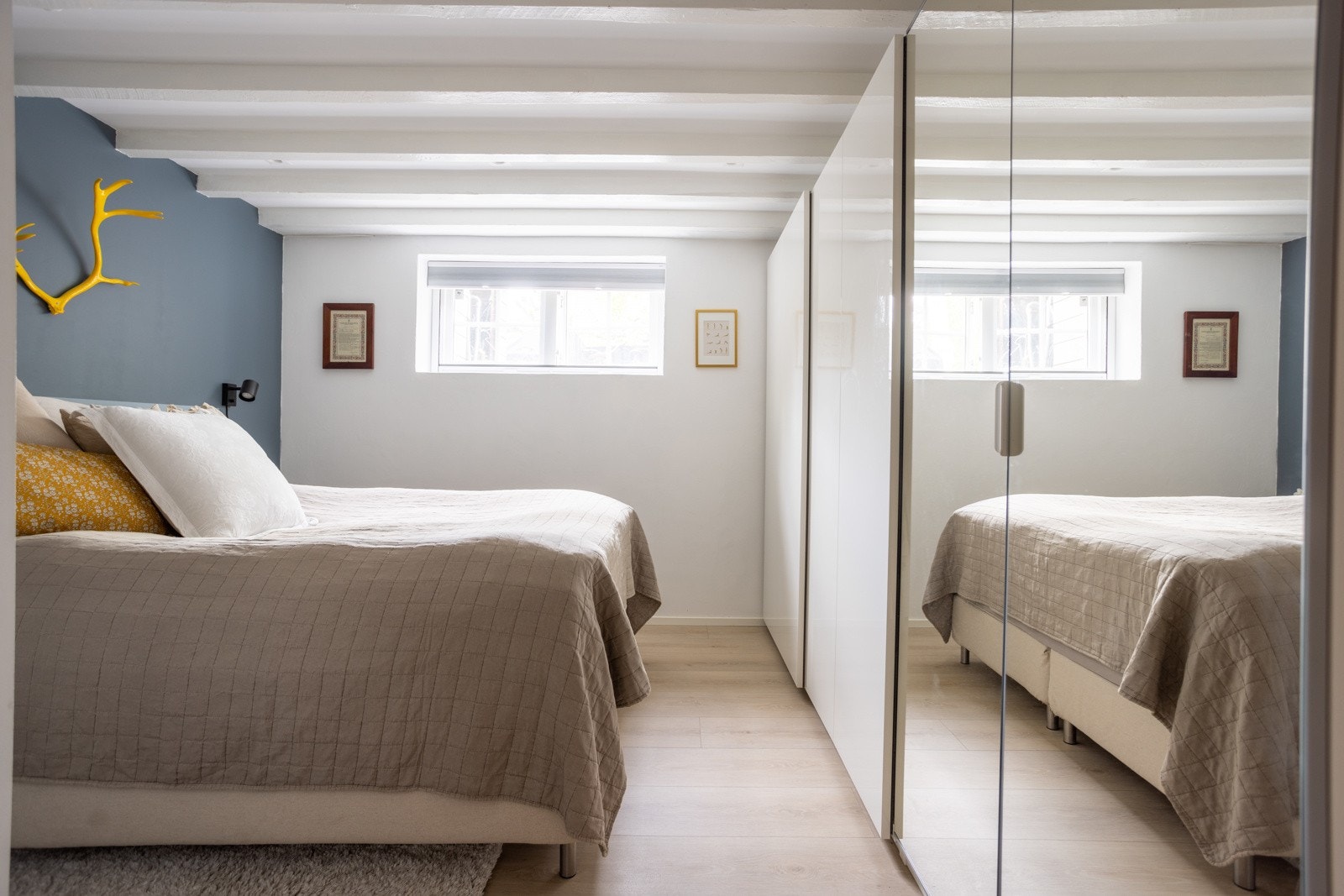 Det er rikelig med lagringsplass i skyvedørsgarderobe. Galleribilde