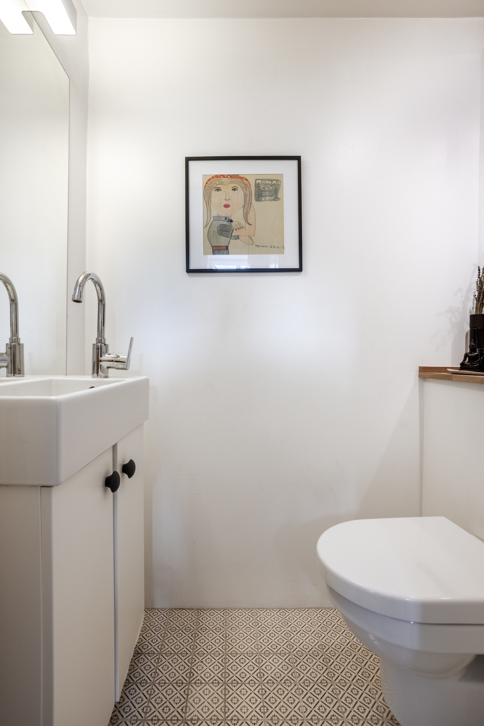 I 1.etasje er det et praktisk toalettrom i fin tilknytning til entréen. Galleribilde