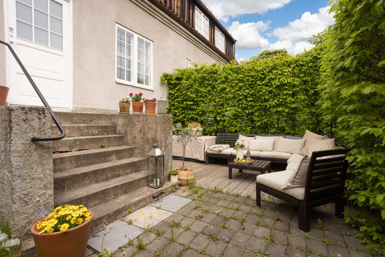 Fra kjøkkenet er det direkte utgang til hagen som vender inn mot det indre gårdsrommet. Galleribilde