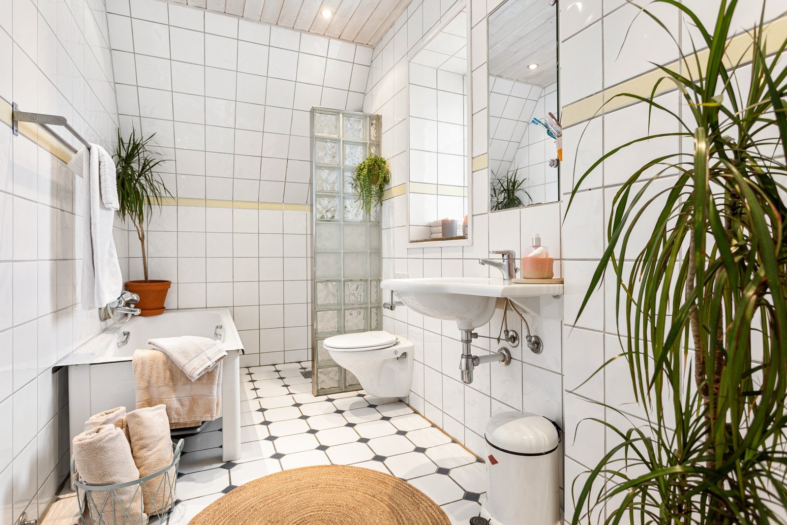 I samme etasje er det er praktisk bad. Badet er fra 2000, og består av vegghengt wc, servant, dusj i hjørne og badekar. Galleribilde